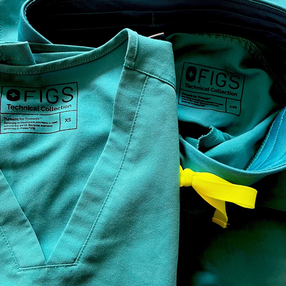 Figs scrub set in hydrogreen original release XS 3 pocket top and XXS kade pants